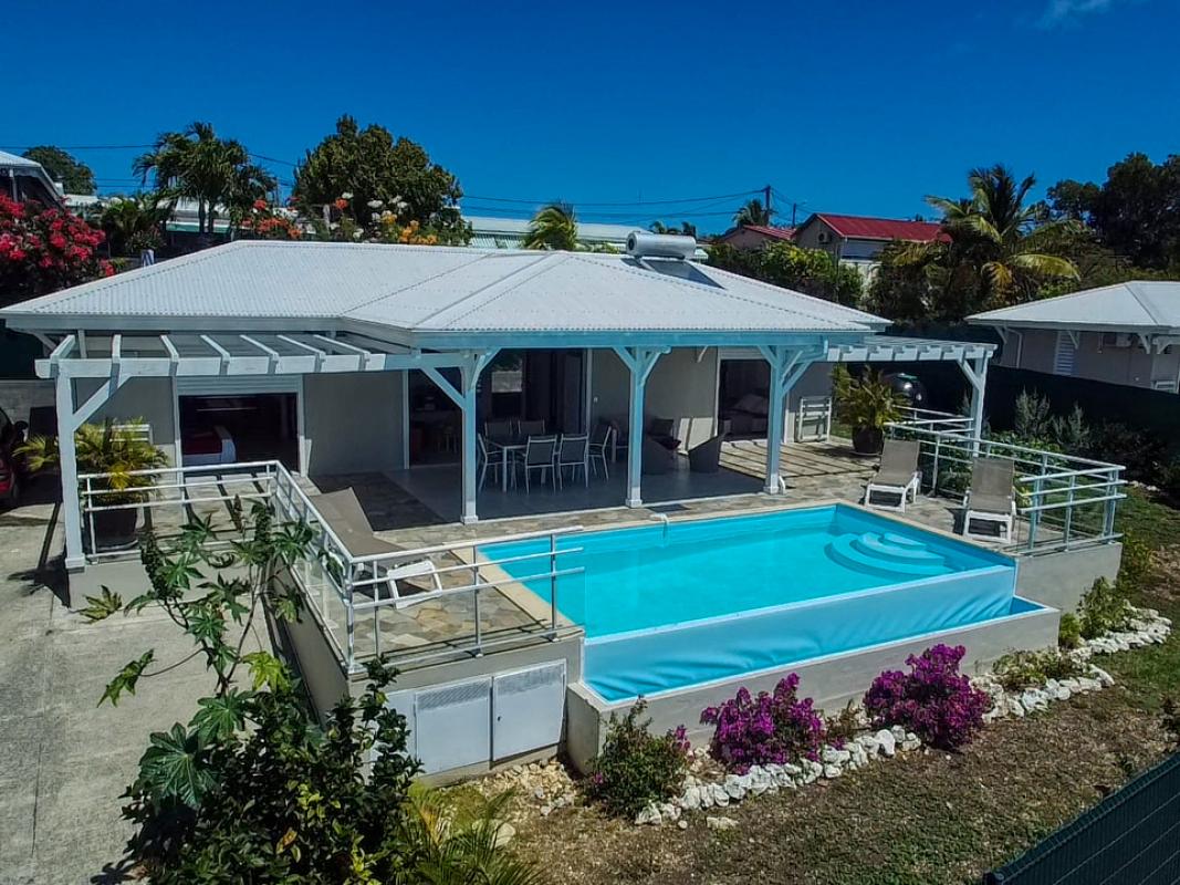 Location villa Rubis 2 chambres 4 personnes vue sur mer piscine à St François en Guadeloupe - vue d'ensemble